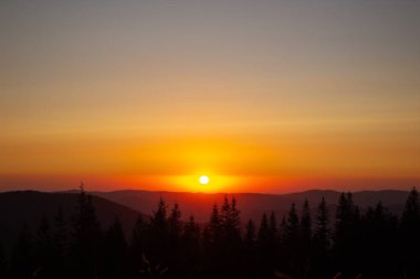 Dağlarda güzel bir gün doğumu