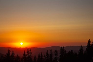 Dağlarda güzel bir gün doğumu