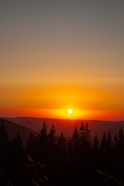 Dağlarda güzel bir gün doğumu