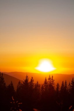 Dağlarda güzel bir gün doğumu