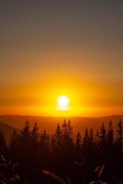 Dağlarda güzel bir gün doğumu