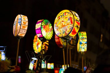 Basel, İsviçre - 27 Şubat 2023. Aydınlatılmış el fenerlerinin yakın çekimi