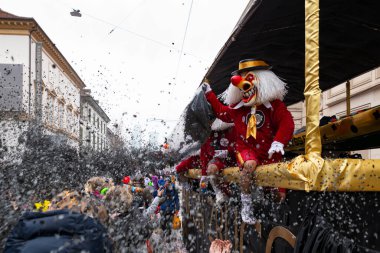 Basel, İsviçre - 1 Mart 2023. Waggis konfeti fırlatıyor.