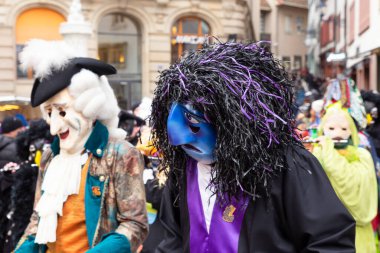 Basel, İsviçre - 28 Şubat 2023. Kostüm giymiş bir geçit grubunun yakın çekimi.