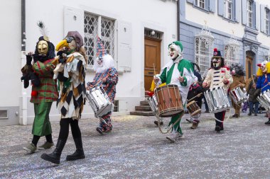 Basel, İsviçre - 28 Şubat 2023. Piccolo ve Trampet çalan kostümlü bir geçit grubunun yakın çekimi