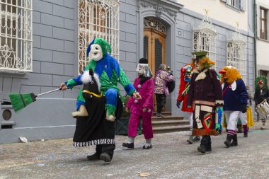 Basel, İsviçre - 28 Şubat 2023. Kostüm giymiş bir geçit grubunun yakın çekimi.