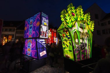 Basel, İsviçre - 28 Şubat 2023. Aydınlatılmış renkli ana fenerler