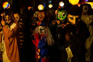 Basel, İsviçre - 19 Şubat 24. Baş fenerli kostümlü Piccolo oyuncularının yakın çekimi