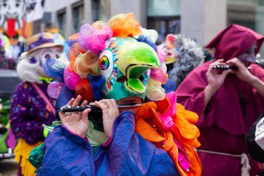 Basel, İsviçre - 20 Şubat 24. Karnaval pikolo oyuncuları