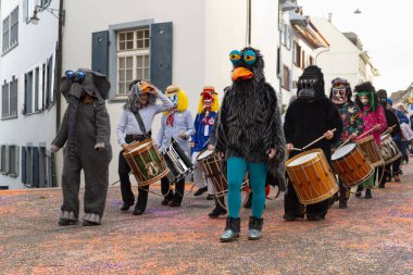 Basel, İsviçre - 20 Şubat 24. Karnaval davulcuları grubu