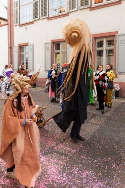 Basel, İsviçre - 20 Şubat 24. Derin Deniz Canavarı Karnaval kostümleri