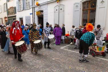 Basel, İsviçre - 20 Şubat 24. Karnaval davulcuları grubu