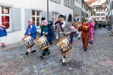 Basel, İsviçre - 20 Şubat 24. Karnaval davulcuları grubu