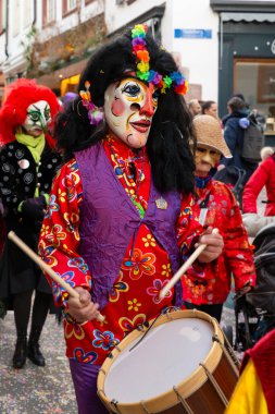 Basel, İsviçre - 20 Şubat 24. Karnaval davulcusu yakın plan
