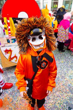Basel, İsviçre - 20 Şubat 24. Turuncu karnaval kostümü
