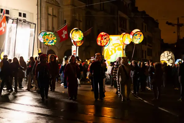 Basel, İsviçre - 19 Şubat 24. Aydınlatılmış karnaval fenerleri