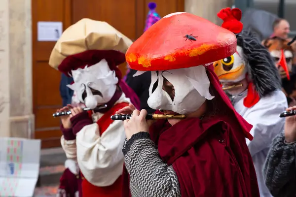 Basel, İsviçre - 20 Şubat 24. Karnaval pikolo oyuncuları