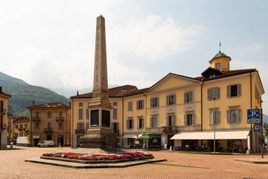 İsviçre, Bellinzona, 16 yaşında. 21 Haziran. Eski kentte anıtlı bir meydan