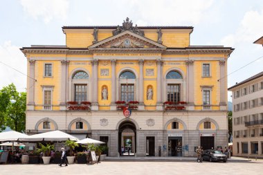 İsviçre, Lugano, 22 yaşında. 21 Haziran. Şehir merkezindeki yönetim binası.
