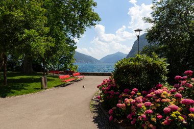 İsviçre, Lugano, 22 yaşında. 21 Haziran. Ciani parkında yürüyüş yolu olan göl kıyısında.