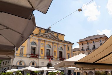 İsviçre, Lugano, 22 yaşında. 21 Haziran. Restoranları olan kasaba meydanı.