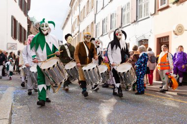 Basel, İsviçre - 11 Mart 25. Karnaval davulcuları grubu