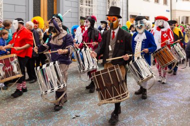 Basel, İsviçre - 11 Mart 25. Karnaval davulcuları grubu