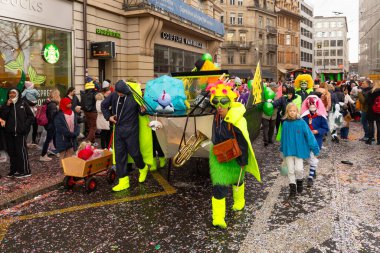 Basel, İsviçre - 11 Mart 25. Karnaval yürüyüş grubu