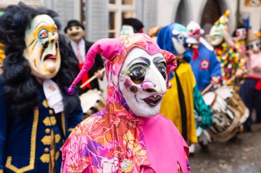 Basel, İsviçre - 11 Mart 25. Pembe kostümlü tek katılımcı