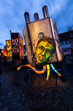 Basel, İsviçre - 11 Mart 25. Geceleri yanan karnaval fenerleri.