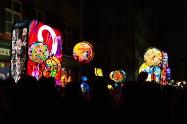 Basel, İsviçre - 10 Mart 25. Aydınlatılmış karnaval fenerleri