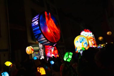 Basel, İsviçre - 10 Mart 25. Aydınlatılmış karnaval fenerleri