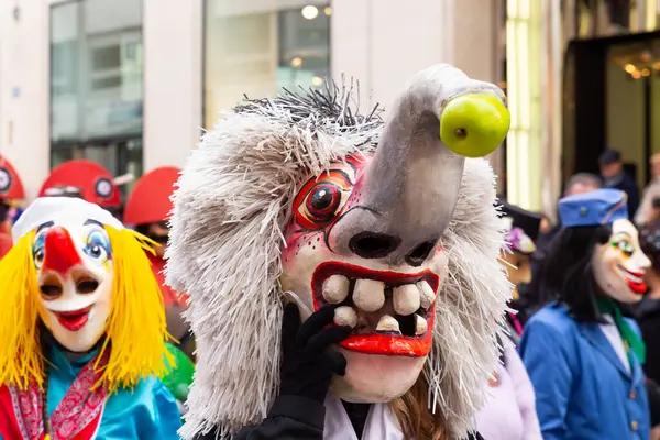 Basel, İsviçre - 11 Mart 25. Fil maskeli tek katılımcı