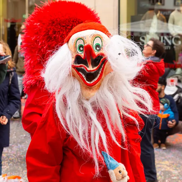 Basel, İsviçre - 11 Mart 25. Kırmızı kostümlü tek katılımcı