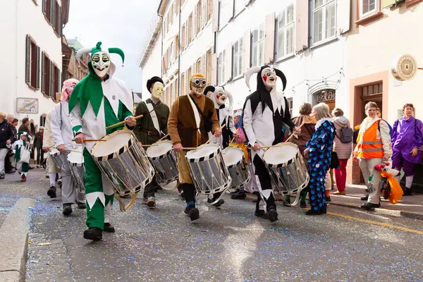 Basel, İsviçre - 11 Mart 25. Karnaval davulcuları grubu