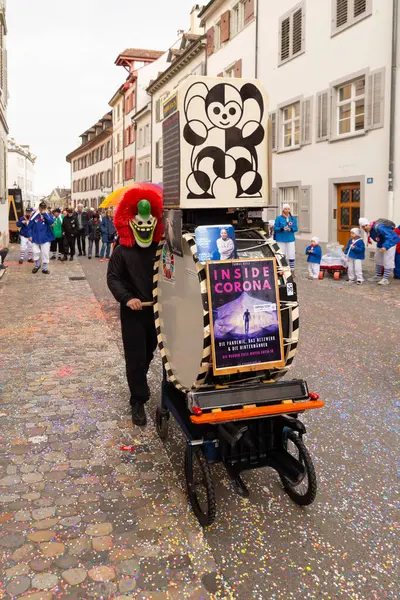 Basel, İsviçre - 11 Mart 25. Büyük davulu olan tek katılımcı