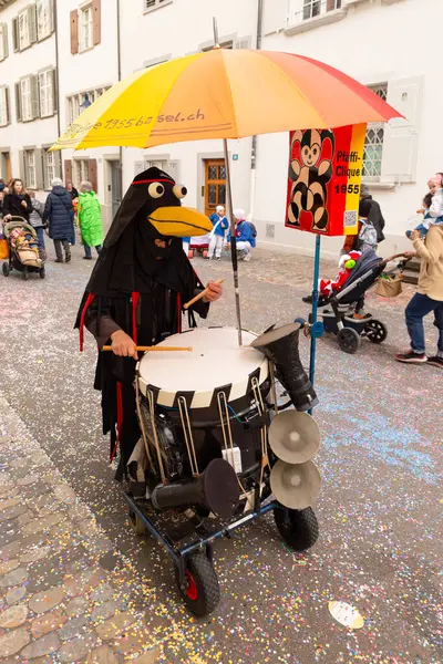 Basel, İsviçre - 11 Mart 25. Trampet çalan tek katılımcı