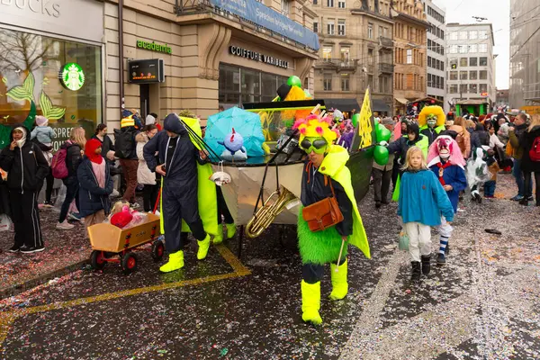 Basel, İsviçre - 11 Mart 25. Karnaval yürüyüş grubu
