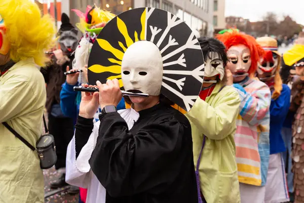 Basel, İsviçre - 11 Mart 25. Karnaval pikolo oyuncuları