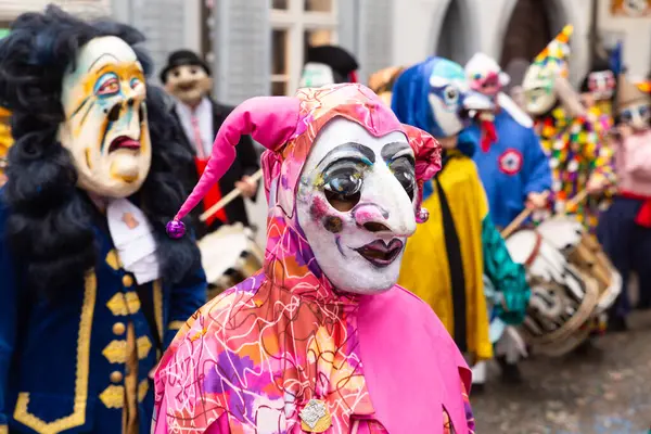 Basel, İsviçre - 11 Mart 25. Pembe kostümlü tek katılımcı