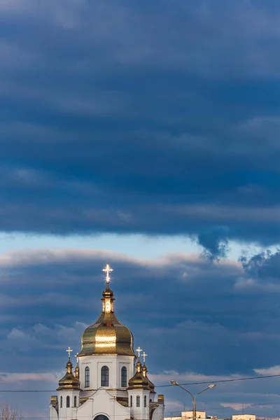 Mavi Gökyüzüne Karşı Ortodoks Kilisesi Nin Haçıyla Yaldızlı Kubbe — Stok fotoğraf