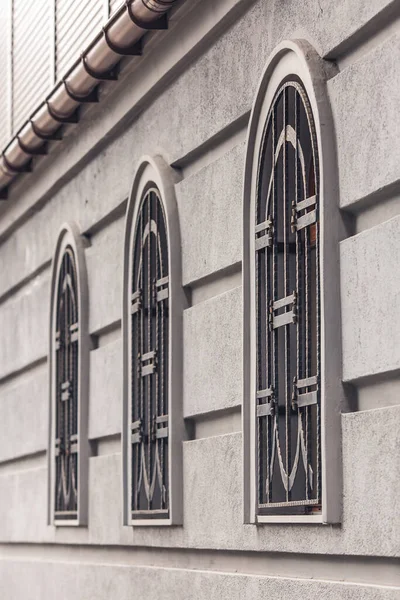 Binanın Kemerli Pencerelerinde Sahte Parmaklıklar — Stok fotoğraf