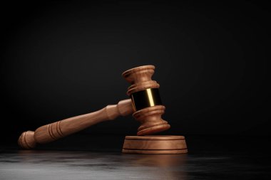 Açık arttırma için altın şarjörlü ahşap bir tokmak metal bir masada duruyor. 3d hazırlayıcı.