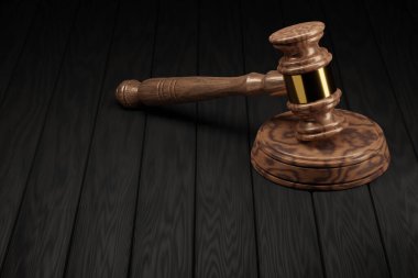 Ahşap bir masada, açık arttırma için altın şarjörlü ahşap bir tokmak. 3d hazırlayıcı.