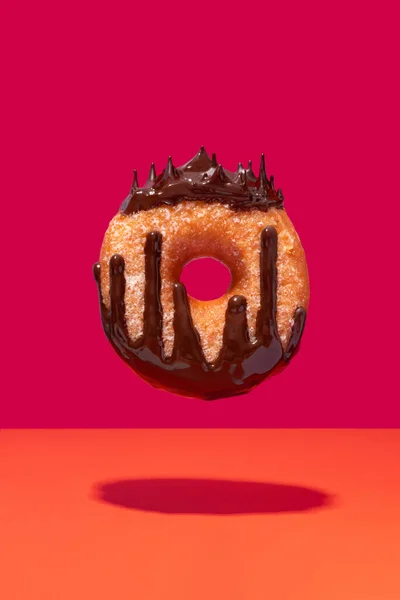 Концепция Плавающего Пончика Шоколадным Покрытием Ярком Темно Розовом Оранжевом Фоне — стоковое фото