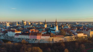 Yukarıdan Tallinn eski kasaba manzarası