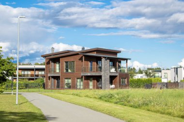 Mavi gökyüzüne karşı evler