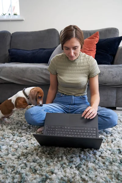 Wanita Muda Duduk Lantai Depan Sofa Rumah Mengerjakan Komputer Laptop — Stok Foto