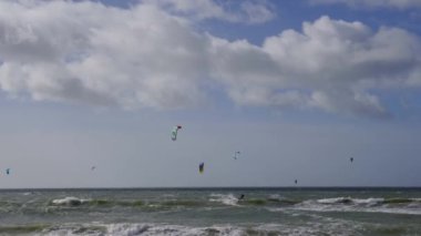 Rüzgarlı bir günde, Southbourne Sahili 'nde uçurtma sörfü, Dorset