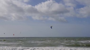 Rüzgarlı bir günde, Southbourne Sahili 'nde uçurtma sörfü, Dorset